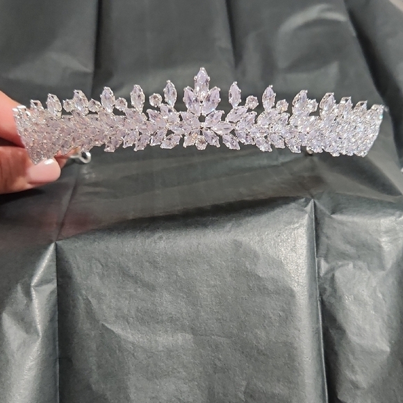 Elegant Silver Crystal Tiara main image 7